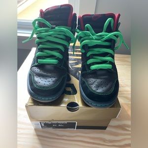 Men’s size 6 Nike SB Twin Peaks.